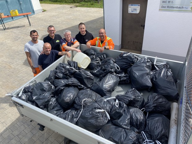 Foto: Das Team vom Bauhof mit Erstem Bügermeister Ludwig Wahl und dem gesammelten Müll