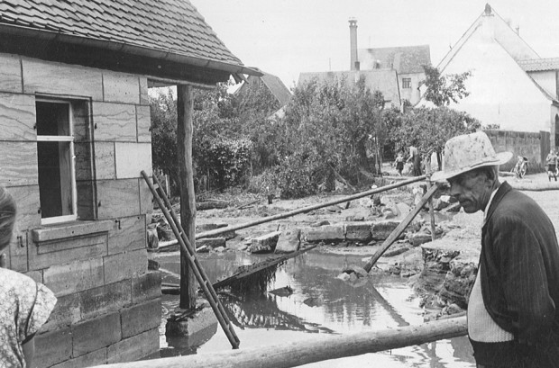 Historisches Foto von der Sturzflut 1955, Ringstraße/Rathausplatz, Foto: Gemeindearchiv