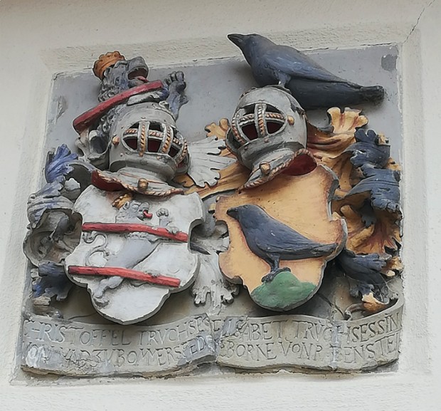 Identisches, aber farbiges und besser erhaltenes Wappen in Bamberg, Domstraße 11, Foto: Klermund