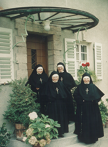 Ordensschwestern vor dem ehemaligen Eingang, Foto: Gemeindearchiv