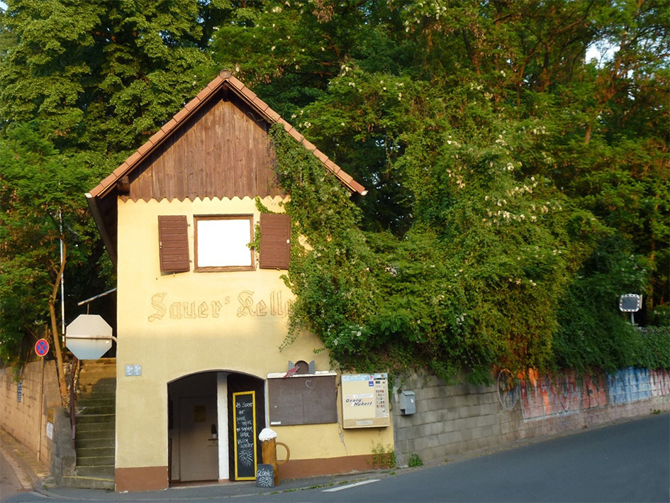 Foto: „Sauerskeller“ an der Einmündung der Baiersdorfer Straße in die Ringstraße zur Zeit der Robinien-Blüte, Foto: Strunz