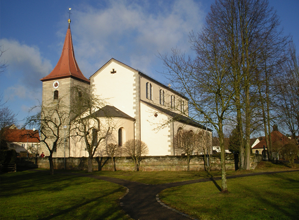 Ansicht der Kirche mit Fenstern, Foto:Strunz