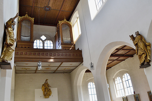 Foto: Die drei 1864 von Adam Schön gestifteten Holzplastiken und Winterhalter-Orgel, Foto: Gemeindearchiv MAA