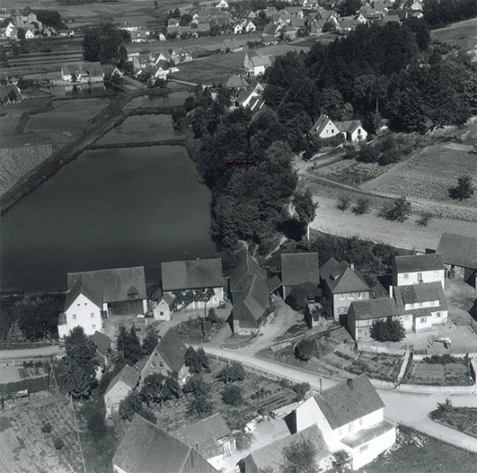 Altes schwarz/weiß Foto - Luftaufnahme Mühlweiher im Jahr 1958