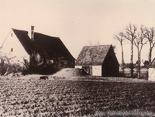 Altes Foto: Reihendorf Haus Nr. 2 vor dem Abbruch;  Die Scheune ist heute noch vorhanden. Foto: Gemeinde Hemhofen