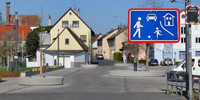Achtung spielende Kinder am Rathausplatz (Verkehrsberuhigter Bereich, Schrittgeschwindigkeit)  